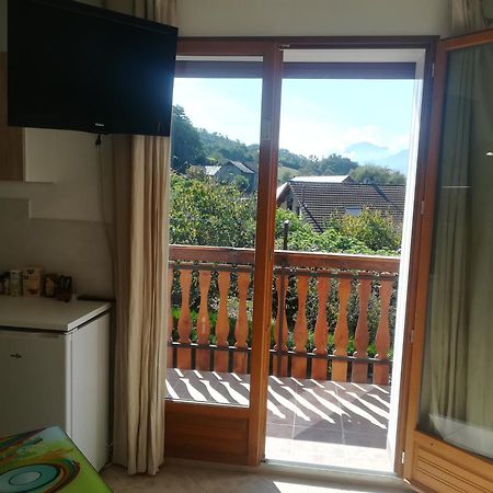 Appartement Avec Jacuzzi Hammam Sauna Privatise Au Rez De Chaussee Ds Maison A Voglans A 2 Kilometres Du Lac Du Bourget En Savoie Entre Chambery Et Aix Les Bains Cure Thermale الغرفة الصورة