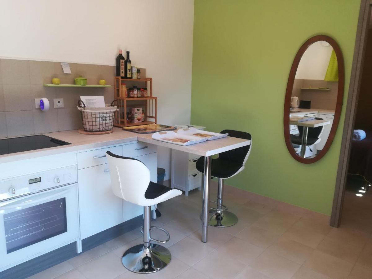 Appartement Avec Jacuzzi Hammam Sauna Privatise Au Rez De Chaussee Ds Maison A Voglans A 2 Kilometres Du Lac Du Bourget En Savoie Entre Chambery Et Aix Les Bains Cure Thermale الغرفة الصورة