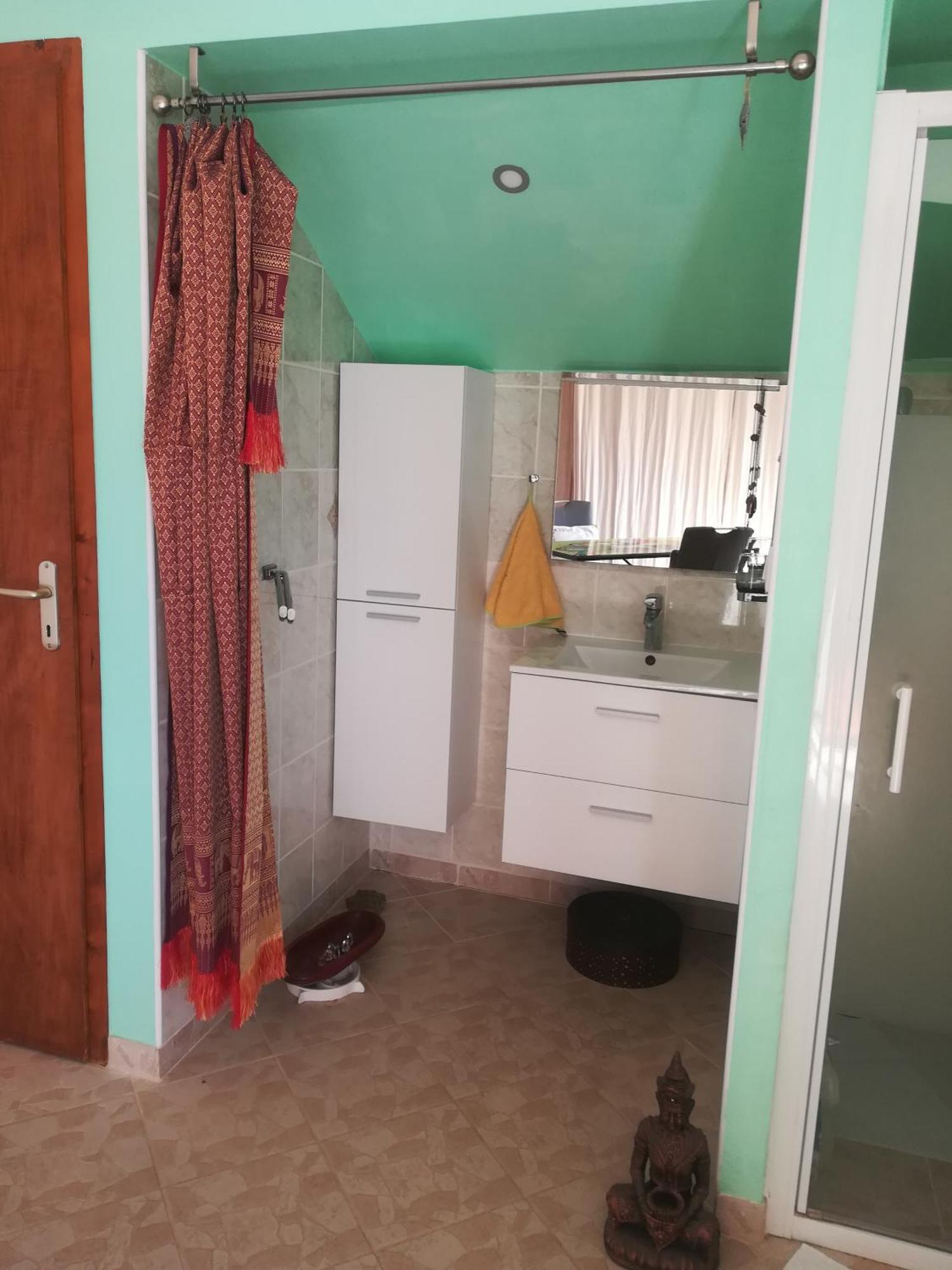 Appartement Avec Jacuzzi Hammam Sauna Privatise Au Rez De Chaussee Ds Maison A Voglans A 2 Kilometres Du Lac Du Bourget En Savoie Entre Chambery Et Aix Les Bains Cure Thermale الغرفة الصورة