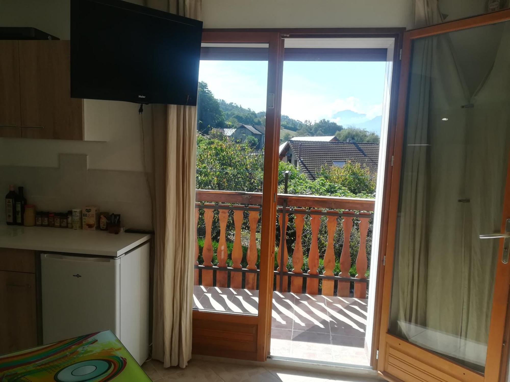 Appartement Avec Jacuzzi Hammam Sauna Privatise Au Rez De Chaussee Ds Maison A Voglans A 2 Kilometres Du Lac Du Bourget En Savoie Entre Chambery Et Aix Les Bains Cure Thermale الغرفة الصورة
